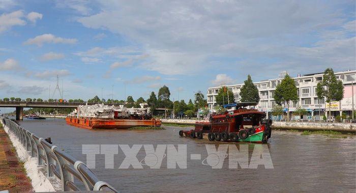 Cùng với quá trình đô thị hóa, đôi bờ kênh vẫn còn giữ được nét thi vị và không gian xanh. Ảnh: Nguyễn Hằng - TTVXN