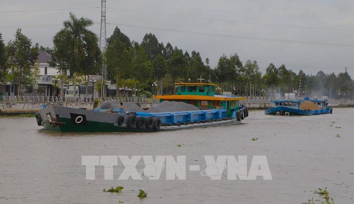 Một góc giao thông trên Kênh xáng Xà No, đoạn qua phường Vị Tân, Cần Thơ. Ảnh: Nguyễn Hằng - TTXVN