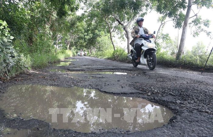 Tuyến đường Đầm Dơi - Tân Tiến, đoạn qua xã Tân Tiến có nhiều ổ voi, ổ gà. Ảnh: Tuấn Phi - TTXVN