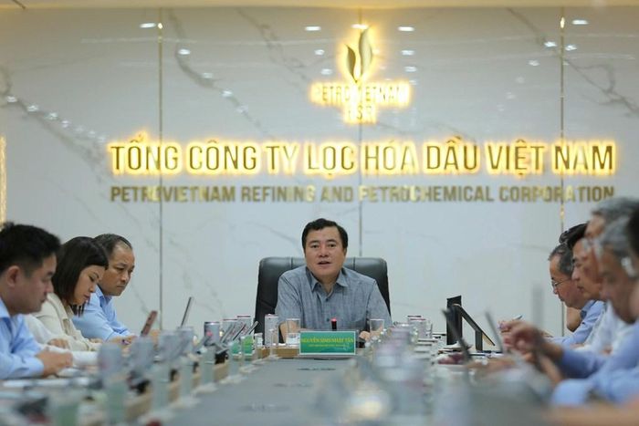Thứ trưởng Bộ Công Thương Nguyễn Sinh Nhật Tân phát biểu tại buổi làm việc với đại diện các doanh nghiệp sản xuất nhiên liệu sinh học tại miền Trung. Ảnh: BSR