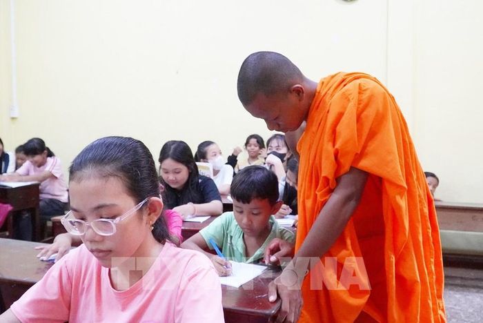 Các vị sư nhiệt tình dạy chữ Khmer cho học sinh. Ảnh: Văn Sĩ - TTXVN