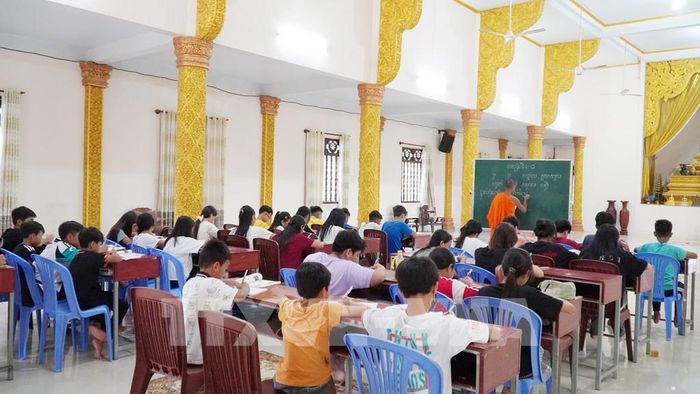 Đông đảo học sinh tham gia lớp học chữ Khmer tại chùa Sóc Xoài, xã Hòn Đất. Ảnh: Văn Sĩ - TTXVN