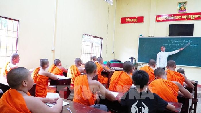 Các tăng sinh học chữ Khmer tại chùa Sóc Xoài, xã Hòn Đất. Ảnh: Văn Sĩ - TTXVN 
