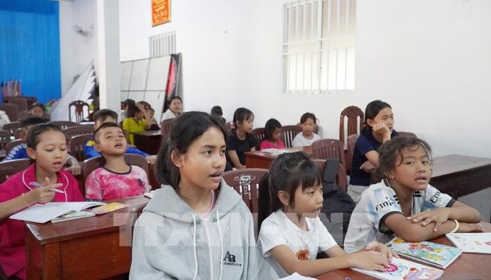 Học sinh ở xã Hòn Đất học chữ Khmer tại chùa Sóc Xoài. Ảnh: Văn Sĩ - TTXVN 