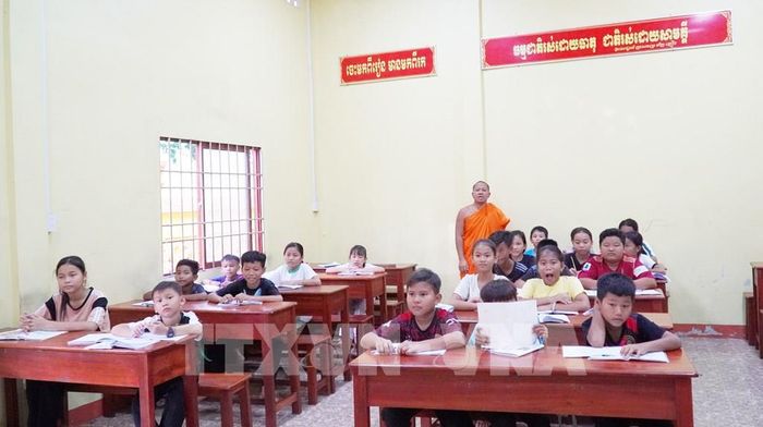 Các lớp dạy chữ Khmer do các vị sư và Achar (người có uy tín trong vùng đồng bào Khmer) thông thạo tiếng Khmer phụ trách giảng dạy. Ảnh: Văn Sĩ - TTXVN 