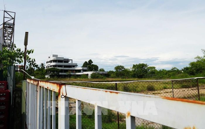 Tổ hợp thương mại dịch vụ trên đường Nguyễn Sinh Cung, phường Mỹ Thượng (thành phố Huế) dang dở nhiều năm, thuộc 177 dự án tồn đọng kéo dài phải xử lý. Ảnh: Nguyên Lý - TTXVN 