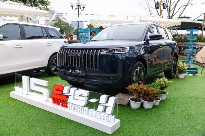 Jaecoo J5 bản máy xăng và hybrid sẽ phân biệt với bản thuần điện bằng chi tiết mặt ca-lăng nan dọc.