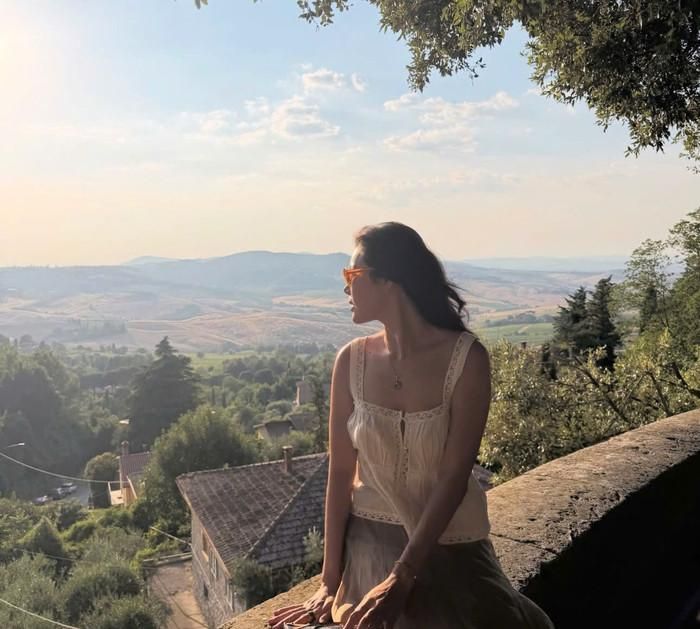 Minh Tú diện trang phục nhẹ nhàng, khác hẳn hình ảnh cá tính thường thấy. Ảnh chụp màn hình Instagram Minh Tú 