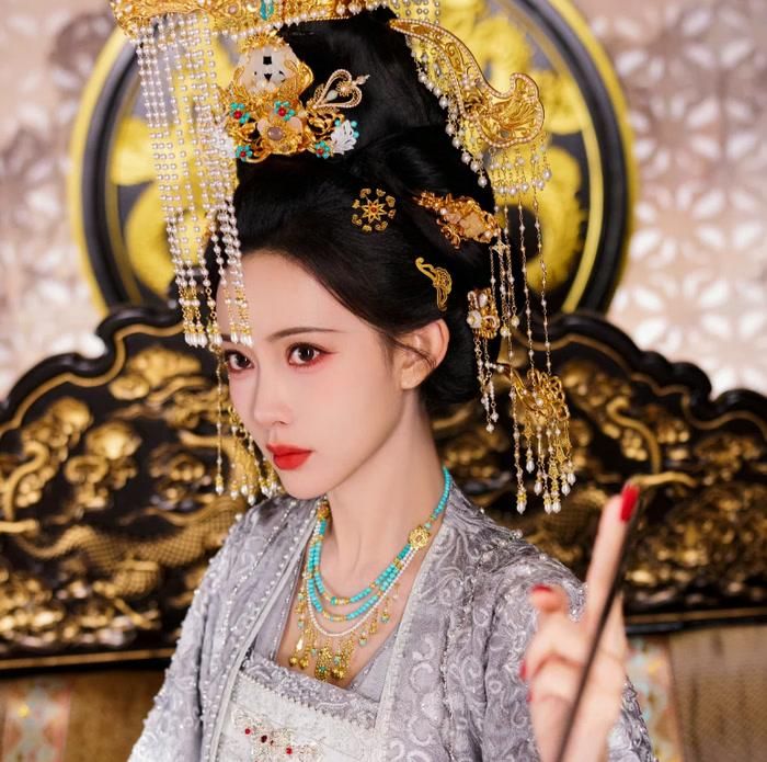 Mạnh Tử Nghĩa tiếp tục ghi điểm nhờ nhan sắc nổi bật trong Thượng Công Chúa. Để phù hợp với hình tượng mỹ nhân thời Đường, nữ diễn viên tăng khoảng 4,5 kg (9 cân Trung Quốc), đồng thời học cưỡi ngựa và luyện kiếm. Tạo hình váy tím của cô nhanh chóng nhận hơn 200.000 lượt yêu thích, trong khi bộ trang phục trắng đội mịch ly cũng được khen bám sát mỹ học thời Đường. Trong phim, Mạnh Tử Nghĩa sẽ khắc họa hành trình từ một công chúa phải đi hòa thân trở thành người phụ nữ bản lĩnh, giỏi mưu lược.