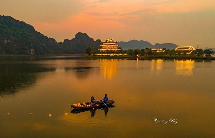 Du ngoạn trên sông. Ảnh: Trường Huy