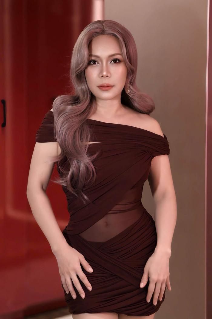 Nữ nghệ sĩ nhận được nhiều lời khen vì phong cách trẻ trung, quyến rũ. Ảnh: FBNV