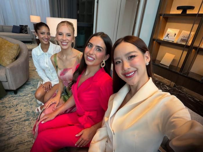 Bảo Ngọc cười tươi rói khi chụp ảnh cùng dàn người đẹp tham gia Miss World lần thứ 73. Ảnh: FBNV