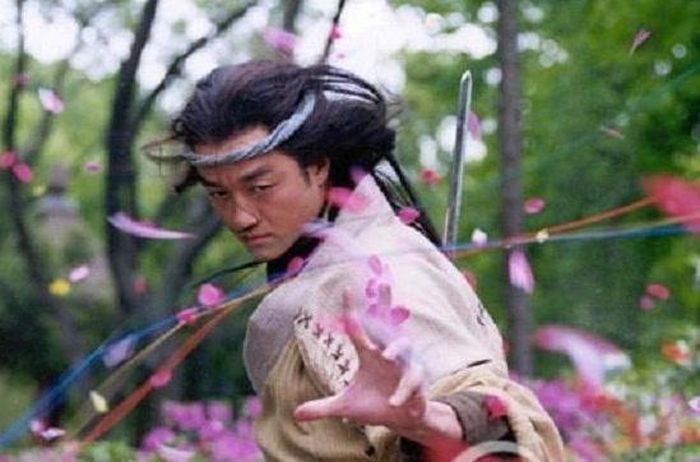 Lệnh Hồ Xung lĩnh hội Độc Cô Cửu Kiếm và từng bước nâng tầm võ công.