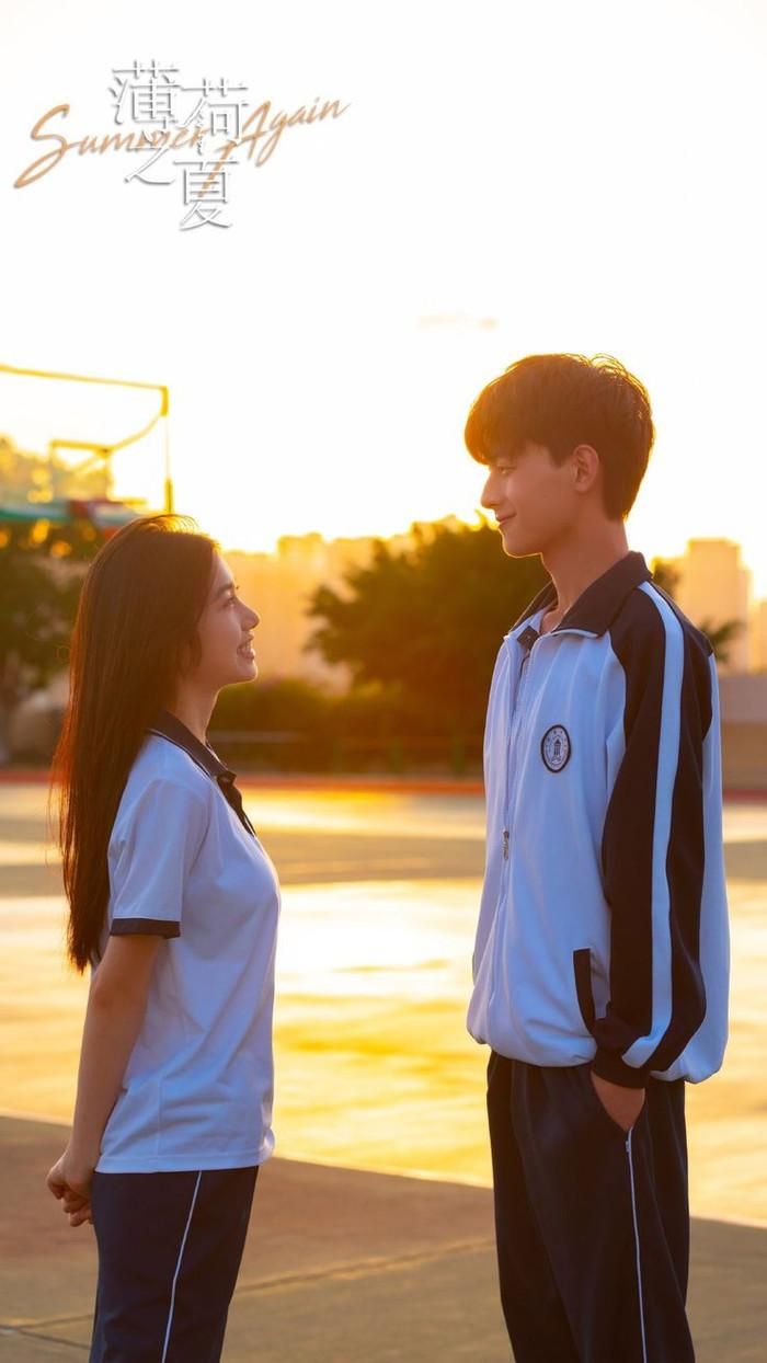 Mùa Hè Của Hương Bạc Hà đưa khán giả trở lại không khí thanh xuân tại một thị trấn nhỏ ven biển Tây Hải. Nhân vật trung tâm là Đồng Tịch, cô gái học múa ba lê phải rời thành phố lớn để trở về quê vì công việc của mẹ. Đồng Tịch muốn xây dựng hình ảnh một thiếu nữ dịu dàng, nhẹ nhàng nhưng người bạn thanh mai trúc mã Lâm Nam Nhất lại nhanh chóng nhìn thấu tính cách mạnh mẽ phía sau vẻ ngoài ấy. Từ những hiểu lầm thời thơ ấu đến những màn đối đáp giữa hai người, mối quan hệ của Đồng Tịch và Lâm Nam Nhất dần chuyển từ oan gia sang thấu hiểu. Đáng chú ý, Đồng Tịch sau đó phát hiện Lâm Nam Nhất chính là nam thần truyện tranh mà cô luôn ngưỡng mộ. Nghê Kha Hân và Trần Hạc Nhất đảm nhận hai vai chính, tạo nên câu chuyện tình cảm gắn với những rung động trong trẻo của tuổi mới lớn.