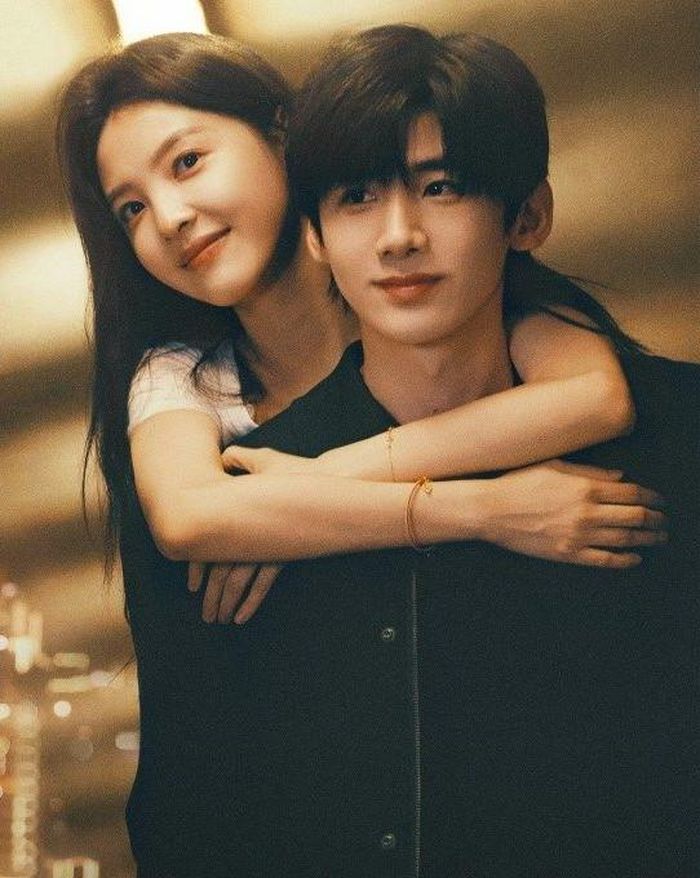 Khó Dỗ Dành kể về Tang Diên và Ôn Dĩ Phàm, hai người từng là bạn cùng bàn thời cấp ba và âm thầm dành tình cảm cho nhau. Tuy nhiên, biến cố gia đình khiến Ôn Dĩ Phàm phải chuyển trường. Cô cũng từ chối lời tỏ tình của Tang Diên và lời hẹn cùng thi vào đại học. Chín năm sau, họ tình cờ gặp lại khi Ôn Dĩ Phàm đã trở thành phóng viên còn Tang Diên là chủ một quán bar. Một lần nữa, cuộc sống đưa hai người về gần nhau khi họ vô tình thuê chung một căn nhà. Khoảng cách từng tồn tại giữa cả hai dần được thu hẹp trong quá trình sống chung. Những tổn thương chưa được giải quyết từ quá khứ cũng từng bước được đối diện, mở ra cơ hội để Tang Diên và Ôn Dĩ Phàm viết tiếp mối duyên từng dang dở. Bạch Kính Đình và Chương Nhược Nam đảm nhận hai nhân vật trung tâm của câu chuyện.