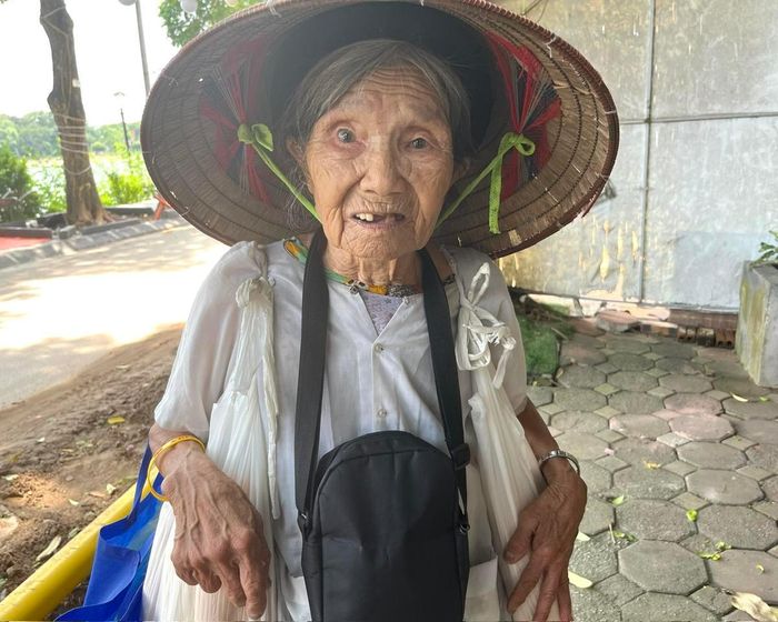 Dù đã ở tuổi 90, nhưng hàng ngày cụ Đoan đi xe bus lên siêu thị mua bánh mì rồi rong ruổi đi bán