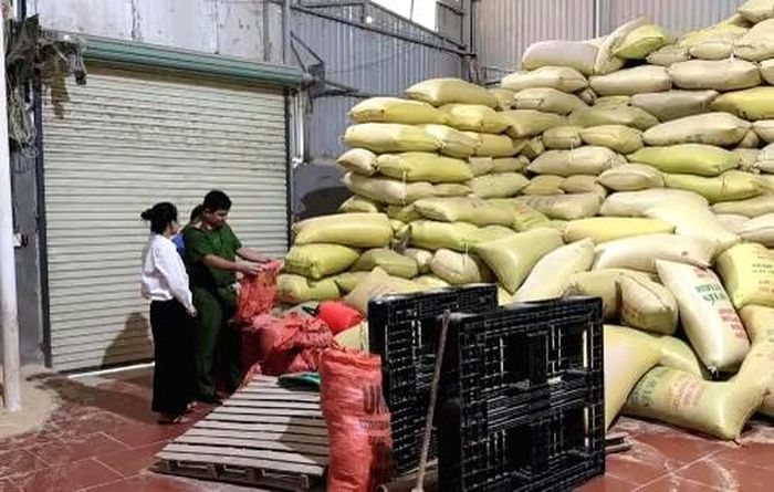 Lực lượng chức năng kiểm tra kho hàng Công ty trách nhiệm hữu hạn 2 thành viên Nông sản Biên Ly