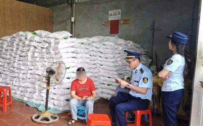 Chi cục Quản lý thị trường phát hiện hộ kinh doanh Quân Lan đang đóng gạo vào bao bì Gạo Séng Cù Mường Khương