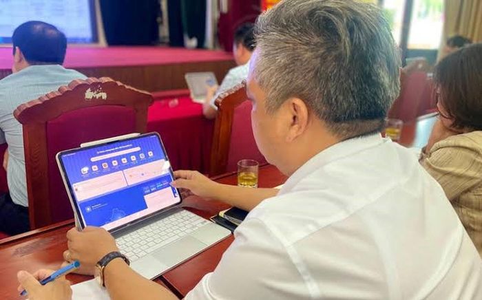 Cán bộ xã Vĩnh Thanh sử dụng hệ thống HanoiWork.