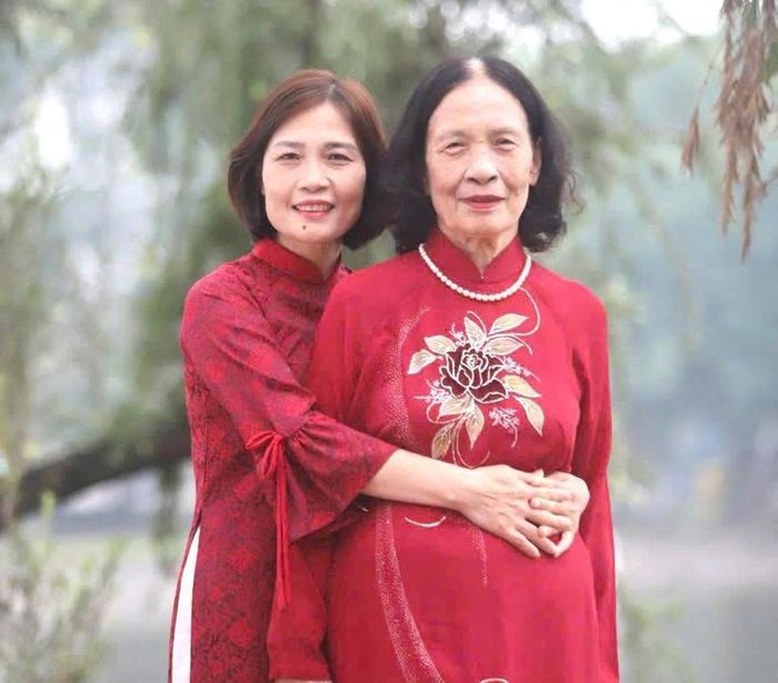 Chị Hoa và mẹ