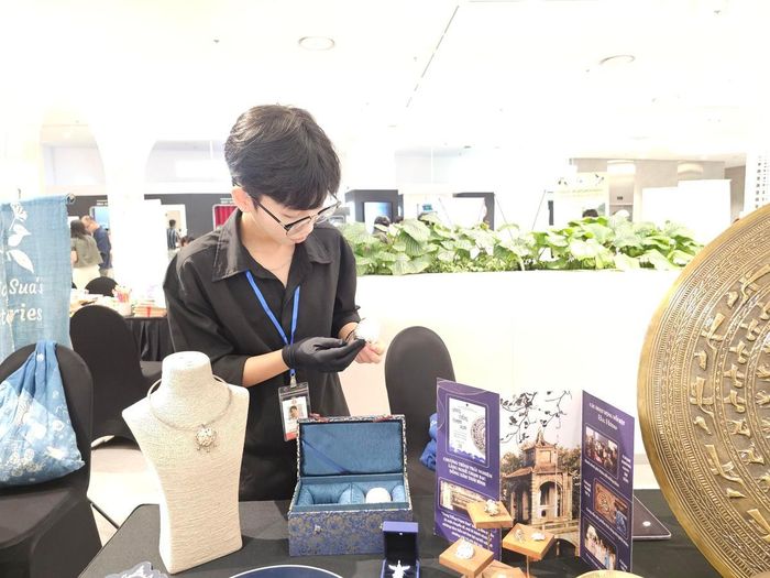 Ngọc Bích cùng các thành viên Bạc Hôme tìm cách đưa nghề chạm bạc Đồng Xâm đến gần hơn với người trẻ bằng một cách kể mới
