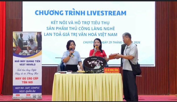 Phụ nữ Chuyên Mỹ trong phiên livestream kết nối tiêu thụ sản phẩm làng nghề truyền thống