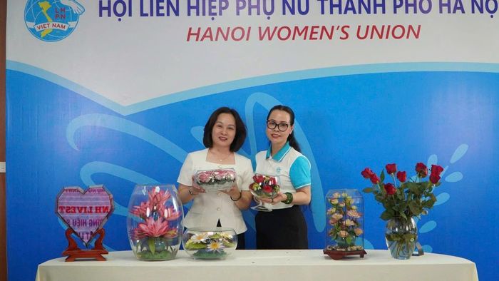 Bà Phạm Thị Thanh Hương, Phó Chủ tịch Thường trực Hội LHPN Hà Nội (người bên trái) và bà Trần Thị Lan, Chủ tịch Hội LHPN xã Mê Linh tại buổi livestream giới thiệu sản phẩm hoa hồng bất tử và các dòng hoa nghệ thuật, hoa khô của hội viên phụ nữ xã.