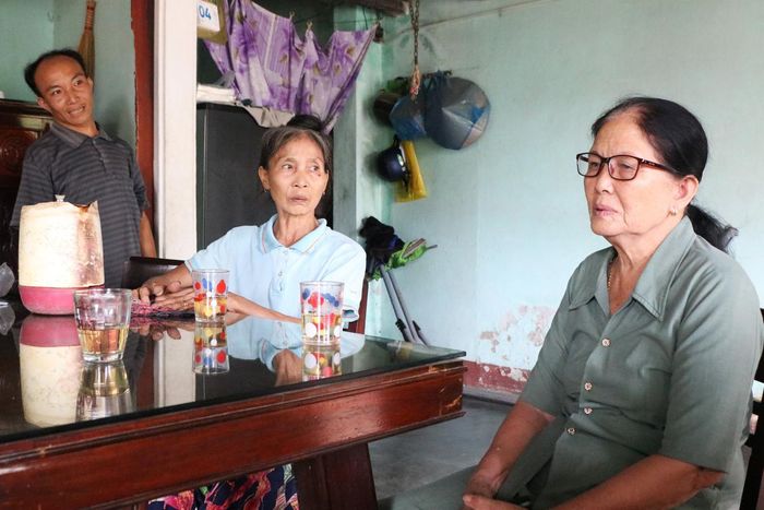 Bà Năm trò chuyện, thăm hỏi bà Vương Thị Ba, một trong những gia đình có con bị ảnh hưởng bởi chất độc hóa học.