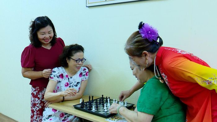 Người cao tuổi chơi cờ vua tại cơ sở chăm sóc sức khỏe người cao tuổi ban ngày tại phường Đống Đa.