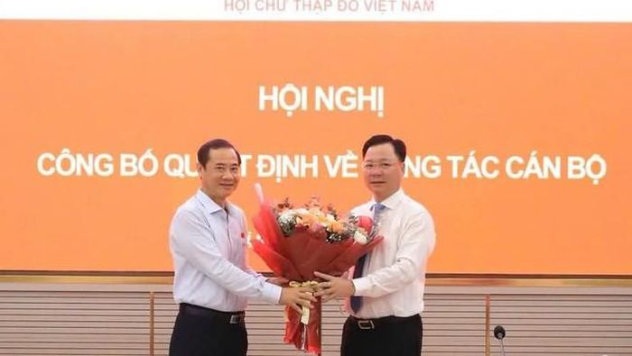 Ông Nguyễn Thái Học (bên trái), Phó Bí thư Đảng ủy Mặt trận Tổ quốc, các đoàn thể Trung ương, chúc mừng ông Nguyễn Sỹ Trường