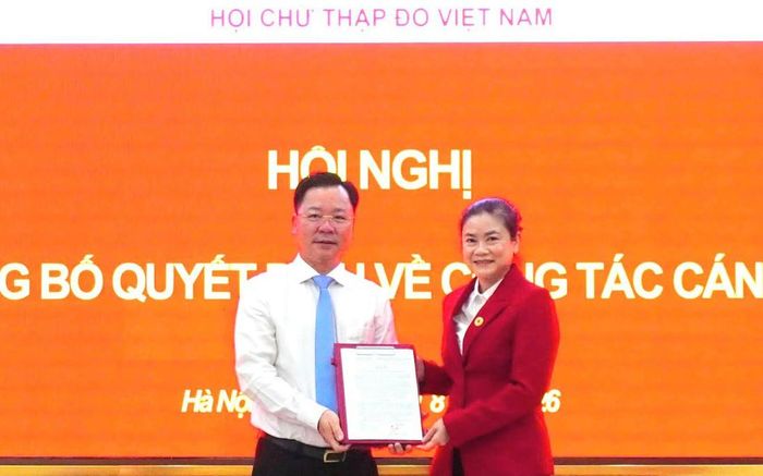 Bà Đỗ Thị Thu Thảo, Bí thư Đảng ủy, Chủ tịch Trung ương Hội Chữ thập đỏ Việt Nam, trao quyết định cho ông Nguyễn Sỹ Trường
