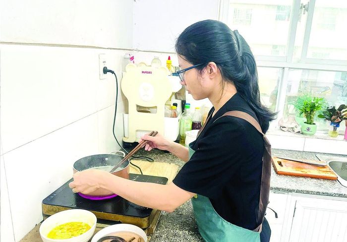 Để giảm áp lực chi tiêu, gia đình chị Hương chọn cách ưu tiên nấu ăn tại nhà, giảm các khoản chi tiêu không cần thiết