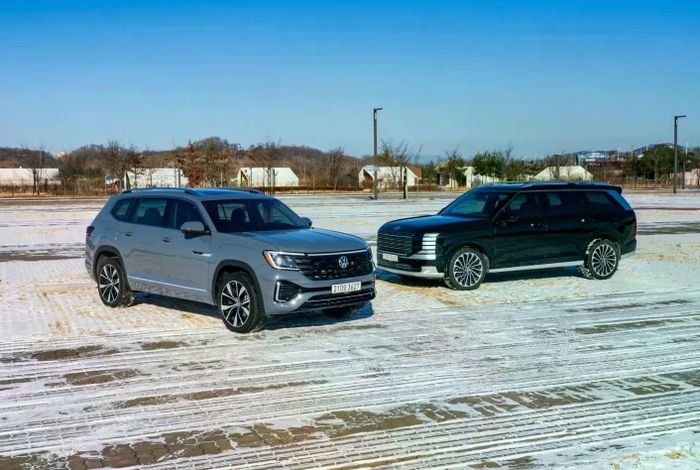 Hai mẫu xe Volkswagen Atlas (bên trái) và Hyundai Palisade
