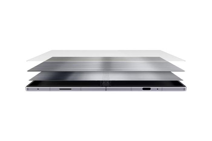 Samsung đã đưa một lớp hợp kim titan siêu mỏng vào bên trong màn hình với độ dày mỏng hơn 30% so với đường kính của một sợi tóc người, khiến đường gấp trên màn hình trở nên nông và khó nhận thấy hơn