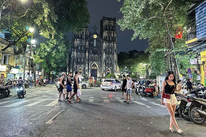 Hà Nội là một đô thị lịch sử vẫn đang sống cùng đời sống đương đại. Ảnh: Hữu Nghị