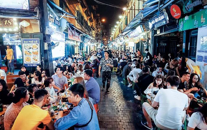 Kinh tế đêm không đơn thuần là câu chuyện tăng thêm doanh thu hay kéo dài thời gian tiêu dùng. Trong ảnh: Phố cổ Hà Nội náo nhiệt khi đêm về. Ảnh: Tùng Đinh