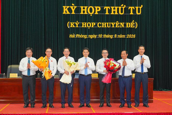 Bí thư Thành ủy Hải Phòng Lê Ngọc Châu và Thường trực HĐND thành phố tặng hoa chúc mừng các cán bộ được miễn nhiệm, bầu bổ sung các chức danh.