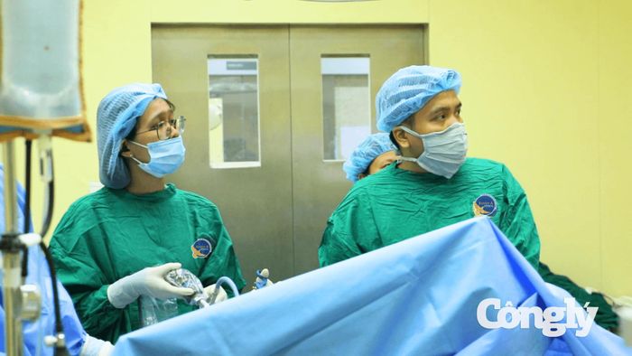 Ê kíp tiến hành phẫu thuật cho bệnh nhân.