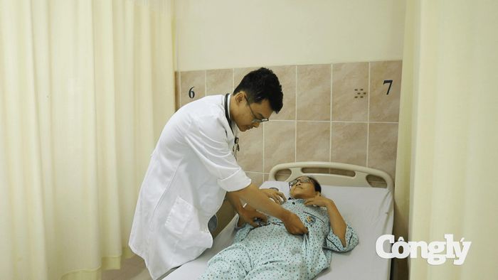 Bác sĩ thăm khám cho bệnh nhân.