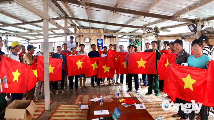 Trao tặng cờ Tổ quốc cho các hộ nuôi trồng thủy sản lồng bè trên địa bàn xã Long Sơn.
