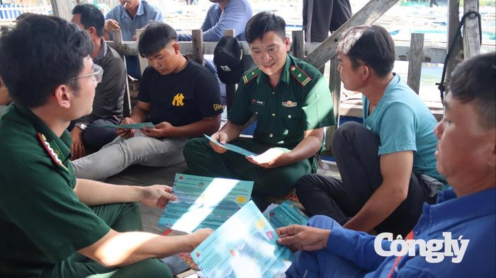 Cán bộ Đồn Biên phòng Long Sơn tuyên truyền pháp luật về phòng, chống khai thác IUU cho các hộ nuôi trồng thủy sản lồng bè.