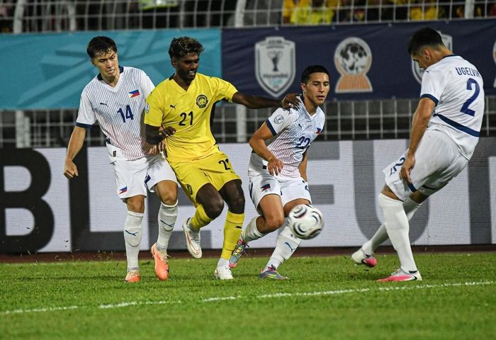 Cầu thủ trẻ Pavithran Gunalan(áo vàng) thi đấu cực hay tại vòng bảng ASEAN cup 2026 . Ảnh: Bernama