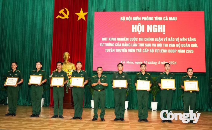 Đại tá Nguyễn Quang Hà, Phó Chính ủy BĐBP tỉnh tặng giấy khen cho các cá nhân có thành tích trong tham gia Hội thi cán bộ Đoàn giỏi, Tuyên truyền viên trẻ cấp Bộ Tư lệnh Bộ đội Biên phòng năm 2026.