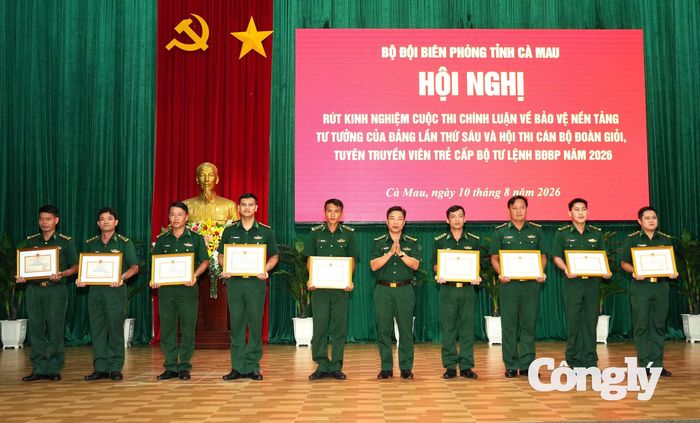 Đại tá Phạm Minh Giang, Bí thư Đảng ủy, Chính ủy BĐBP tỉnh tặng giấy khen cho các cá nhân có thành tích trong tham gia Cuộc thi chính luận về bảo vệ nền tảng tư tưởng của Đảng lần thứ sáu năm 2026 cấp Bộ Tư lệnh BĐBP.