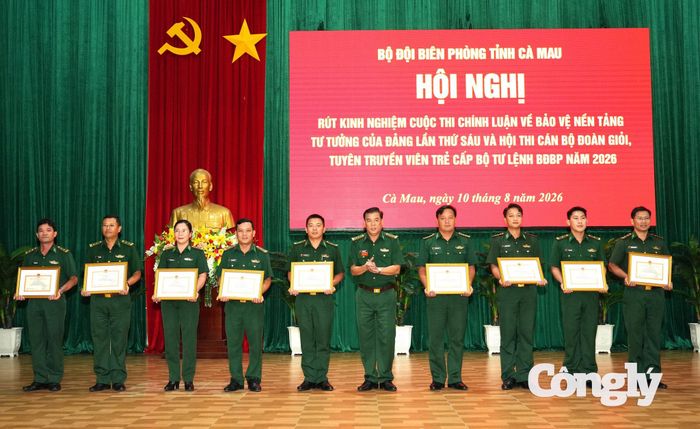 Đại tá Hà Văn Thanh, Chỉ huy trưởng BĐBP tỉnh tặng giấy khen cho các cá nhân có thành tích trong tham gia Cuộc thi chính luận về bảo vệ nền tảng tư tưởng của Đảng lần thứ sáu năm 2026 cấp Tỉnh ủy Cà Mau.