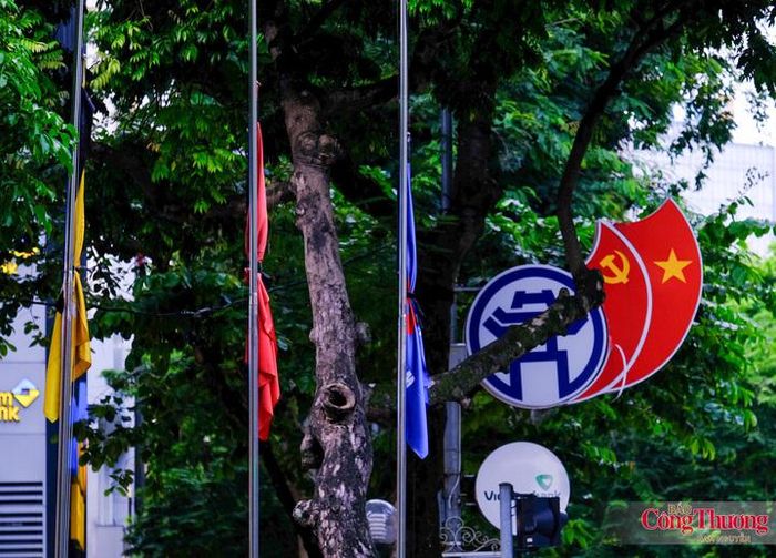 Cờ rủ tại ngã tư Hai Bà Trưng - Ngô Quyền, thành phố Hà Nội. 