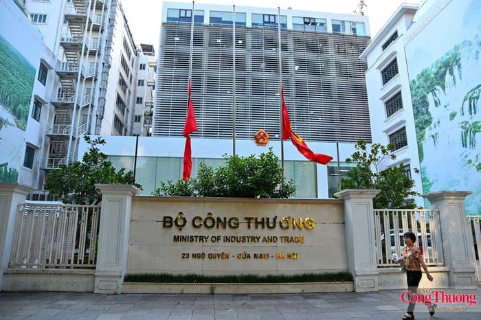 Trụ sở Bộ Công Thương treo cờ rủ.