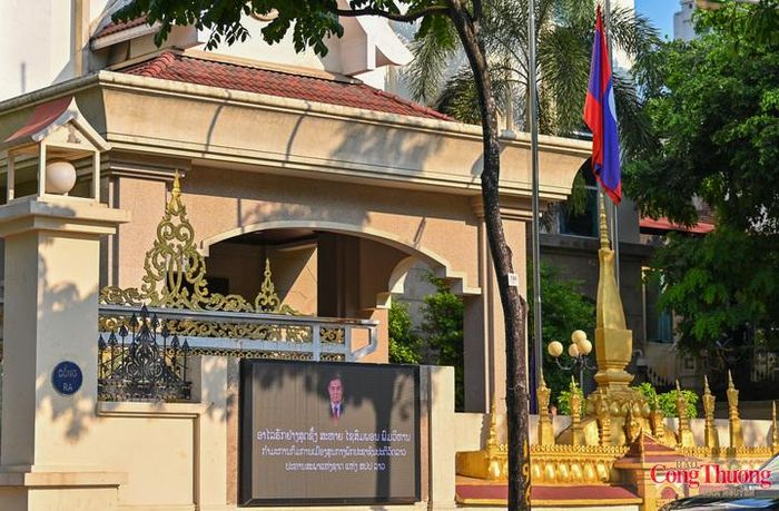  Cờ rủ được treo tại Đại sứ quán Lào tại Việt Nam. Trước cổng Đại sứ quán, thông cáo đặc biệt về Quốc tang được đặt trang trọng. 