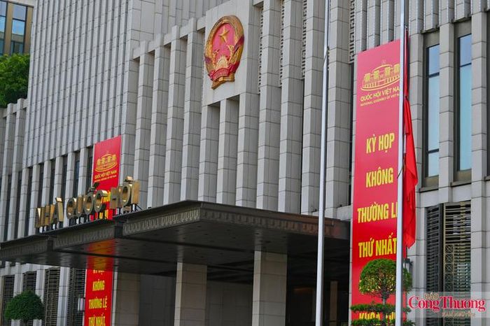 Treo cờ rủ tại Tòa nhà Quốc hội.