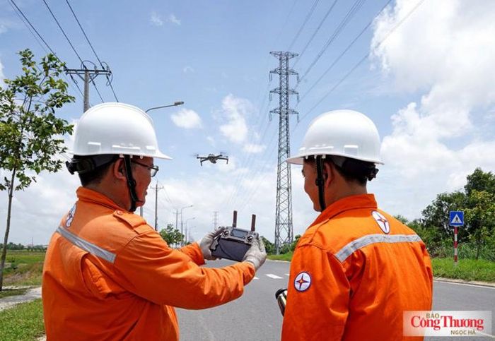 Nhân viên EVNSPC ứng dụng flycam trong kiểm tra lưới điện.